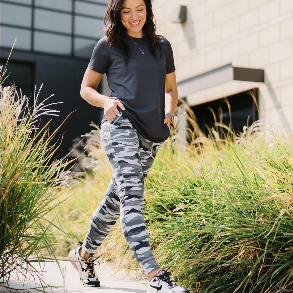 Zyia Gray Camo Unwind Joggers NWT